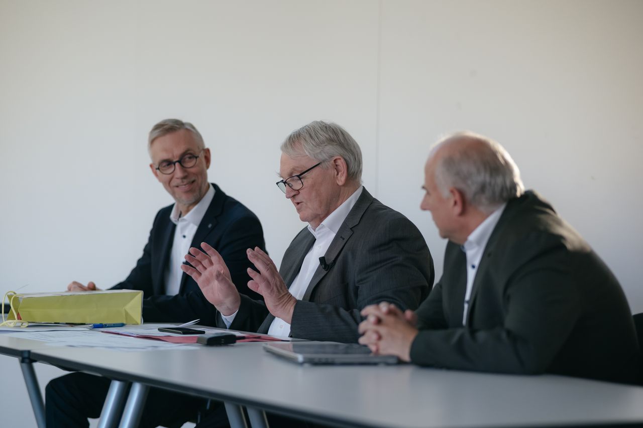 Der Vorstand des InnoMat IWW e.V. (v. l.) Professor Thomas Lampke, Professor Bernhard Wielage und Professor Guntram Wagner leiteten die Mitgliederversammlung 2025 des Vereins. (Foto: IWW)