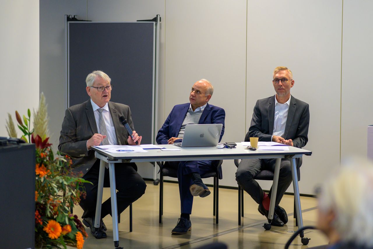 Der Vorstand des InnoMat IWW e.V. (v. l.) Professor Bernhard Wielage, Professor Guntram Wagner und Professor Thomas Lampke leiteten die Mitgliederversammlung 2024 des Vereins. (Foto: IWW)