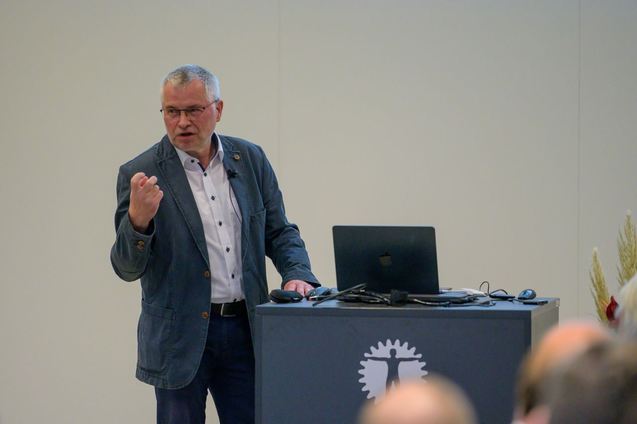 Prof. Dr. Thomas Schwarz aus dem Institut für Naturwissenschaften der TU Chemnitz sprach in einem eingeladenen Fachvortrag über seine Forschungen in Bezug auf die Herstellung und den Einsatz von Katalysatorwerkstoffen. (Foto: IWW)