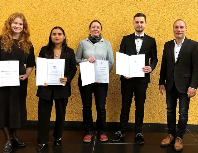 Prativa Giri (2. v. l.) erhält ein vom InnoMat IWW e.V. gestiftetes Deutschlandstipendium 2023/24. Auf dem Foto ebenfalls zu sehen (v. l.): Luisa Schottstedt und Dr. Susann Hausner vom IWW, die Universitätspreise der TU Chemnitz erhielten, sowie Lukas Böttger, ein Studierender am IWW, der von der HTM Härtetechnik & Metallbearbeitung GmbH, vertreten durch Dirk Tannert, ebenfalls ein Deutschlandstipendium erhielt.